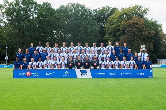 Hertha BSC; 2. Bundesliga, Porträttermin 2023 2024, Mannschaftsfoto, hi. Reihe v.li.: Spielanalyst Etienne Dzwonkowsky (Hertha BSC), Kelian Nsona (Hertha BSC), Veit Stange (Hertha BSC), Fabian Reese (Hertha BSC), Marc Oliver Kempf (Hertha BSC), Linus Gechter (Hertha BSC), Agustin Rogel (Hertha BSC), Marton Dardai (Hertha BSC), Smail Prevljak (Hertha BSC), Toni Leistner (Hertha BSC), Haris Tabakovic (Hertha BSC), Athletiktrainer Hendrik Vieth (Hertha BSC), Athletiktrainer Henrik Kuchno (Hertha BSC) mi. Reihe v.li.: Spielanalyst Gabor Ruhr (Hertha BSC), Co-Trainer Tamas Bodog (Hertha BSC), Trainer Pal Dardai (Hertha BSC), Torwarttrainer Andreas Menger (Hertha BSC), Bence Dardai (Hertha BSC), Andreas Bouchalakis (Hertha BSC), Pascal Klemens (Hertha BSC), Derry Scherhant (Hertha BSC), Florian Niederlechner (Hertha BSC), Marten Winkler (Hertha BSC), Anderson Lucoqui (Hertha BSC), Palko Dardai (Hertha BSC), Physiotherapeut Jürgen Lange (Hertha BSC), Physiotherapeut Frederick Syna (Hertha BSC), Zeugwart Hendrik Herzog (Hertha BSC), Physiotherapeutin Anne Kaube (Hertha BSC), Maskottchen Herthinho (Hertha BSC) vor. Reihe v. l. Teammanager Sami Allagui (Hertha BSC), Co-Trainer Admir Hamzagic (Hertha BSC), Jonjoe Kenny (Hertha BSC), Jeremy Dudziak (Hertha BSC), Tony Rölke (Hertha BSC), Gustav Christensen (Hertha BSC), Ibrahim Maza (Hertha BSC), Torhüter Tim Goller (Hertha BSC), Torhüter Tjark Ernst (Hertha BSC), Torhüter Robert Kwasigroch (Hertha BSC), Torhüter Philip Sprint (Hertha BSC), Deyovaisio Zeefuik (Hertha BSC), Bilal Hussein (Hertha BSC), Eliyas Strasner (Hertha BSC), Michal Karbownik (Hertha BSC), Peter Pekarik (Hertha BSC), Zeugwart Robert Ambramczyk (Hertha BSC), Teammanager Maximilian Fürst (Hertha BSC) 14.09. 2023, Copyright: xSebastianxRäppold MatthiasxKochx