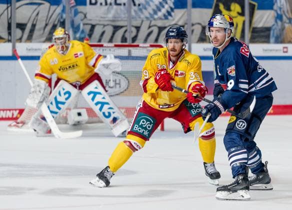 Sport Themen der Woche KW37 Victor Svensson (Duesseldorfer EG, 39) verteidigt gegen Ben Street (EHC Red Bull Muenchen, 9). EHC Red Bull Muenchen gegen Duesseldorfer EG, Eishockey, DEL, 1. Spieltag, Saison 2023 2024, 14.09.2023. EHC Red Bull Muenchen gegen Duesseldorfer EG, Eishockey, DEL, 1. Spieltag, Saison 2023 2024, 14.09.2023. Muenchen *** Victor Svensson Duesseldorfer EG, 39 defends against Ben Street EHC Red Bull Muenchen, 9 EHC Red Bull Muenchen vs Duesseldorfer EG, ice hockey, DEL, 1 matchday, season 2023 2024, 14 09 2023 EHC Red Bull Muenchen vs Duesseldorfer EG, ice hockey, DEL, 1 matchday, season 2023 2024, 14 09 2023 Muenchen Copyright: xEibner-Pressefoto HeikexFeinerx EP_HFR