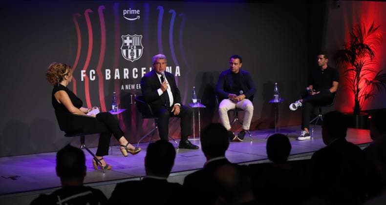 September 14, 2023, Sabadell, Barcelona, Spain: Barcelona Spain 14.09.2023 Xavi Hernandez coach FC Barcelona, Barca and Sergi Roberto (FC Barcelona) and Joan Laporta (FC Barcelona) speak during the Prime Video A New Era II at Camp Nou on 14 September 2023 in Barcelona. Sabadell Spain - ZUMAu50_ 20230914_zsp_u50_050 Copyright: xXavixUrgelesx