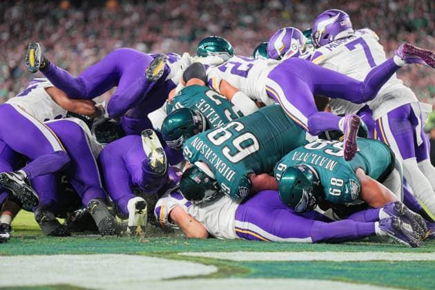 Bilder des Jahres 2023, Sport 09 September Sport Themen der Woche KW37 Sport Bilder des Tages PHILADELPHIA, PA - SEPTEMBER 14: Philadelphia Eagles quarterback Jalen Hurts (1) scores on a rushing touchdown during the game between the Minnesota Vikings and the Philadelphia Eagles on September 14, 2023, at Lincoln Financial Field, in Philadelphia, PA. (Photo by Andy Lewis Icon Sportswire) NFL, American Football Herren, USA SEP 14 Vikings at Eagles EDITORIAL USE ONLY Icon230914004
