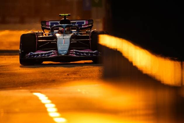 10 GASLY Pierre (fra), Alpine F1 Team A523, action during the 2023 Formula 1 Singapore Airlines Singapore Grand Prix, 15th round of the 2023 Formula One World Championship, WM, Weltmeisterschaft from September 15 to 17, 2023 on the Marina Bay Street Circuit, in Singapore - F1 - SINGAPORE GRAND PRIX 2023 DPPI Panoramic  00123034_G0OD2663