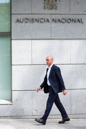 Luis Rubiales leaves the Audiencia Nacional court in Madrid, Spain Luis Rubiales, former president of the Spanish football federation, leaves the Audiencia Nacional court with his lawyer Olga Tubau, after declaring before the judge in the case of the kiss at the football player Jenni Hermoso, on September 15, 2023 in Madrid, Spain Madrid Audiencia Nacional Madrid Spain Copyright: xAlbertoxGardinx 0304094208st