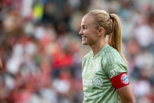 Glodis Perla Viggosdottir (FC Bayern Muenchen, 04) mit Kapitaensbinde, GER, SC Freiburg vs FC Bayern Muenchen, Fussball Google Pixel Frauen Bundesliga, 1. Spieltag, Saison 2023 2024, 15.09.2023 DFB regulations prohibit any use of photographs as image sequences and or quasi-video GER, SC Freiburg vs FC Bayern Muenchen, Fussball Google Pixel Frauen Bundesliga, 1. Spieltag, Saison 2023 2024, 15.09.2023 Freiburg Copyright: xEibner-Pressefoto Memmlerx EP_MMR