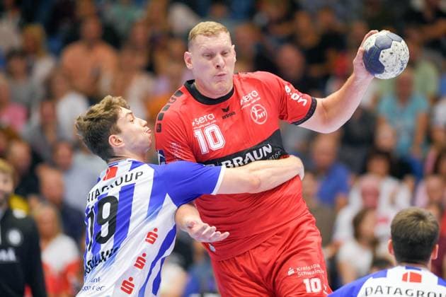 Sport Themen der Woche KW37 Sport Bilder des Tages Dainis Kristopans (MT Melsungen 10) (am Ball), Fynn-Luca Nicolaus (TVB Stuttgart 19) (L) , GER, MT Melsungen - TVB Stuttgart, Handball, 1. Bundesliga, 5. Spieltag, Saison 2023 2024, 15.09.2023 GER, MT Melsungen - TVB Stuttgart, Handball, 1. Bundesliga, 5. Spieltag, Saison 2023 2024, 15.09.2023 Kassel *** Dainis Kristopans MT Melsungen 10 on the ball , Fynn Luca Nicolaus TVB Stuttgart 19 L , GER, MT Melsungen TVB Stuttgart, handball, 1 Bundesliga, 5 match day, season 2023 2024, 15 09 2023 GER, MT Melsungen TVB Stuttgart, handball, 1 Bundesliga, 5 match day, season 2023 2024, 15 09 2023 Kassel Copyright: xEibner-Pressefoto RolandxSippelx EP_RSL