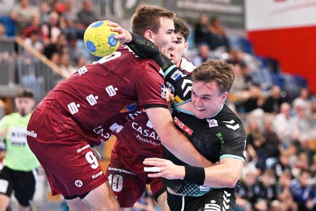 Sport Themen der Woche KW37 Sport Bilder des Tages Max Neuhaus (TuSEM Essen, 37),Max Beneke (1.VFL Potsdam 09),Elias Kofler(1.VFL Potsdam 10) GER, 1.VFL Potsdam vs. TuSEM Essen, Handball, 2. Bundesliga Herren, 3. Spieltag, Saison 2023 24, 15.09.2023 GER, 1.VFL Potsdam vs. TuSEM Essen, Handball, 2. Bundesliga Herren, 3. Spieltag, Saison 2023 24, 15.09.2023 Potsdam *** Max Neuhaus TuSEM Essen, 37 ,Max Beneke 1 VFL Potsdam 09 ,Elias Kofler 1 VFL Potsdam 10 GER, 1 VFL Potsdam vs TuSEM Essen, handball, 2 Bundesliga men, 3 match day, season 2023 24, 15 09 2023 GER, 1 VFL Potsdam vs TuSEM Essen, handball, 2 Bundesliga men, 3 match day, season 2023 24, 15 09 2023 Potsdam Copyright: xEibner-Pressefotox xClaudiusxRaux EP_CRH