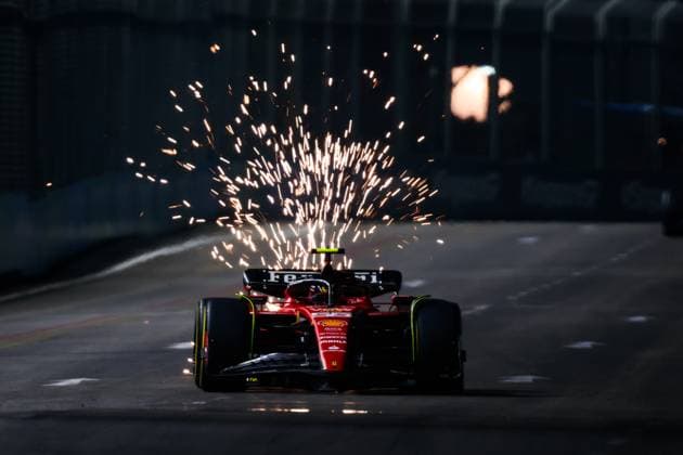 55 SAINZ Carlos (spa), Scuderia Ferrari SF-23, action during the 2023 Formula 1 Singapore Airlines Singapore Grand Prix, 15th round of the 2023 Formula One World Championship, WM, Weltmeisterschaft from September 15 to 17, 2023 on the Marina Bay Street Circuit, in Singapore - F1 - SINGAPORE GRAND PRIX 2023 DPPI Panoramic  00123034_G0OD5948