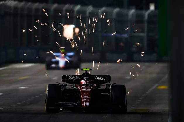 24 ZHOU Guanyu (chi), Alfa Romeo F1 Team Stake C43, action during the 2023 Formula 1 Singapore Airlines Singapore Grand Prix, 15th round of the 2023 Formula One World Championship, WM, Weltmeisterschaft from September 15 to 17, 2023 on the Marina Bay Street Circuit, in Singapore - F1 - SINGAPORE GRAND PRIX 2023 DPPI Panoramic  00123034_G0OD6167