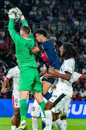 Marcin Bulka (OGC Nice) Warren Zaire-Emery (Paris SG) FOOTBALL : Paris Saint Germain - OGC Nice - Ligue 1 - JournÃ e 5 - 15 09 2023 BaptisteAutissier Panoramic 