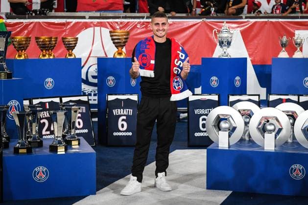 September 15, 2023, Paris, France, France: Marco VERRATTI of PSG poses with his trophies during a ceremony paying tribute to him following his departure from the club prior the Ligue 1 match between Paris Saint-Germain (PSG) and OGC Nice at Parc des Princes Stadium on September 15, 2023 in Paris, France. Paris France - ZUMAm308 20230915_zsp_m308_016 Copyright: xMatthieuxMirvillex