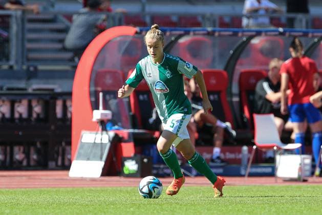 v.li.: Michelle Ulbrich (SV Werder Bremen, 5)am Ball, Einzelbild, Ganzkörper, Aktion, Action, Spielszene, DIE DFB-RICHTLINIEN UNTERSAGEN JEGLICHE NUTZUNG VON FOTOS ALS SEQUENZBILDER UND ODER VIDEOÄHNLICHE FOTOSTRECKEN. DFB REGULATIONS PROHIBIT ANY USE OF PHOTOGRAPHS AS IMAGE SEQUENCES AND OR QUASI-VIDEO., 16.09.2023, Nürnberg (Deutschland), Fussball, Google Pixel Frauen-Bundesliga, 1. FC Nürnberg - SV Werder Bremen