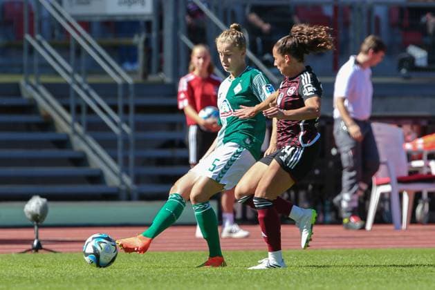 v.li.: Michelle Ulbrich (SV Werder Bremen, 5) und Elena Mühlemann (1. FC Nürnberg, 14) im Zweikampf, Duell, Dynamik, Aktion, Action, Spielszene, DIE DFB-RICHTLINIEN UNTERSAGEN JEGLICHE NUTZUNG VON FOTOS ALS SEQUENZBILDER UND ODER VIDEOÄHNLICHE FOTOSTRECKEN. DFB REGULATIONS PROHIBIT ANY USE OF PHOTOGRAPHS AS IMAGE SEQUENCES AND OR QUASI-VIDEO., 16.09.2023, Nürnberg (Deutschland), Fussball, Google Pixel Frauen-Bundesliga, 1. FC Nürnberg - SV Werder Bremen