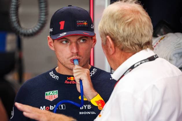 VERSTAPPEN Max (ned), Red Bull Racing RB19, MARKO Helmut (aut), Drivers™ Manager of Red Bull Racing, portrait during the 2023 Formula 1 Singapore Airlines Singapore Grand Prix, 15th round of the 2023 Formula One World Championship, WM, Weltmeisterschaft from September 15 to 17, 2023 on the Marina Bay Street Circuit, in Singapore - F1 - SINGAPORE GRAND PRIX 2023 DPPI Panoramic  00123034_G0OD6928
