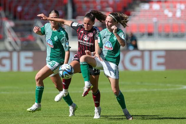 v.li.: Elena Mühlemann (1. FC Nürnberg, 14) und Lisa Josten (SV Werder Bremen, 7) im Zweikampf, Duell, Dynamik, Aktion, Action, Spielszene, DIE DFB-RICHTLINIEN UNTERSAGEN JEGLICHE NUTZUNG VON FOTOS ALS SEQUENZBILDER UND ODER VIDEOÄHNLICHE FOTOSTRECKEN. DFB REGULATIONS PROHIBIT ANY USE OF PHOTOGRAPHS AS IMAGE SEQUENCES AND OR QUASI-VIDEO., 16.09.2023, Nürnberg (Deutschland), Fussball, Google Pixel Frauen-Bundesliga, 1. FC Nürnberg - SV Werder Bremen