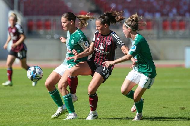 v.li.: Juliane Wirtz (SV Werder Bremen, 28), Elena Mühlemann (1. FC Nürnberg, 14) und Lisa Josten (SV Werder Bremen, 7) im Zweikampf, Duell, Dynamik, Aktion, Action, Spielszene, DIE DFB-RICHTLINIEN UNTERSAGEN JEGLICHE NUTZUNG VON FOTOS ALS SEQUENZBILDER UND ODER VIDEOÄHNLICHE FOTOSTRECKEN. DFB REGULATIONS PROHIBIT ANY USE OF PHOTOGRAPHS AS IMAGE SEQUENCES AND OR QUASI-VIDEO., 16.09.2023, Nürnberg (Deutschland), Fussball, Google Pixel Frauen-Bundesliga, 1. FC Nürnberg - SV Werder Bremen