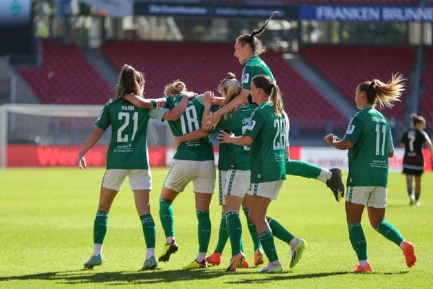 v.li.: Spielerinnen des SV Werder Bremen mit Torjubel, Jubel, jubeln, jubelt, optimistisch, Spielszene, Highlight, Freude über das Tor zum 1:2, DIE DFB-RICHTLINIEN UNTERSAGEN JEGLICHE NUTZUNG VON FOTOS ALS SEQUENZBILDER UND ODER VIDEOÄHNLICHE FOTOSTRECKEN. DFB REGULATIONS PROHIBIT ANY USE OF PHOTOGRAPHS AS IMAGE SEQUENCES AND OR QUASI-VIDEO., 16.09.2023, Nürnberg (Deutschland), Fussball, Google Pixel Frauen-Bundesliga, 1. FC Nürnberg - SV Werder Bremen