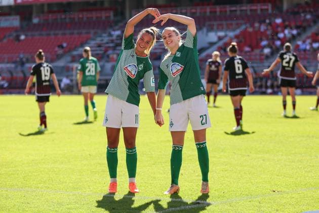 v.li.: Torschützin Maja Sternad (SV Werder Bremen, 11) und Nina Lührßen (SV Werder Bremen, 27) mit Torjubel, Jubel, jubeln, jubelt, optimistisch, Spielszene, Highlight, Freude über das Tor zum 1:4, DIE DFB-RICHTLINIEN UNTERSAGEN JEGLICHE NUTZUNG VON FOTOS ALS SEQUENZBILDER UND ODER VIDEOÄHNLICHE FOTOSTRECKEN. DFB REGULATIONS PROHIBIT ANY USE OF PHOTOGRAPHS AS IMAGE SEQUENCES AND OR QUASI-VIDEO., 16.09.2023, Nürnberg (Deutschland), Fussball, Google Pixel Frauen-Bundesliga, 1. FC Nürnberg - SV Werder Bremen