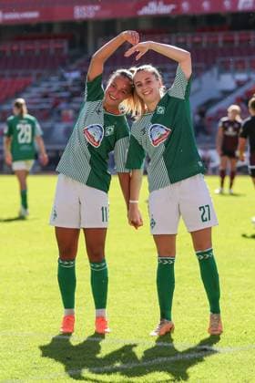 v.li.: Torschützin Maja Sternad (SV Werder Bremen, 11) und Nina Lührßen (SV Werder Bremen, 27) mit Torjubel, Jubel, jubeln, jubelt, optimistisch, Spielszene, Highlight, Freude über das Tor zum 1:4, DIE DFB-RICHTLINIEN UNTERSAGEN JEGLICHE NUTZUNG VON FOTOS ALS SEQUENZBILDER UND ODER VIDEOÄHNLICHE FOTOSTRECKEN. DFB REGULATIONS PROHIBIT ANY USE OF PHOTOGRAPHS AS IMAGE SEQUENCES AND OR QUASI-VIDEO., 16.09.2023, Nürnberg (Deutschland), Fussball, Google Pixel Frauen-Bundesliga, 1. FC Nürnberg - SV Werder Bremen