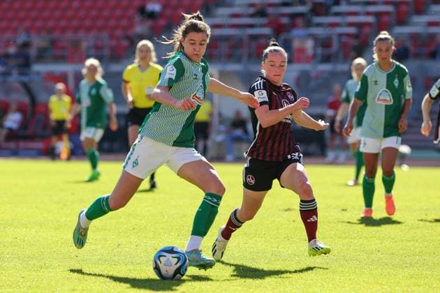 v.li.: Chiara Hahn (SV Werder Bremen, 21) und Vanessa Haim (1. FC Nürnberg, 19) im Zweikampf, Duell, Dynamik, Aktion, Action, Spielszene, DIE DFB-RICHTLINIEN UNTERSAGEN JEGLICHE NUTZUNG VON FOTOS ALS SEQUENZBILDER UND ODER VIDEOÄHNLICHE FOTOSTRECKEN. DFB REGULATIONS PROHIBIT ANY USE OF PHOTOGRAPHS AS IMAGE SEQUENCES AND OR QUASI-VIDEO., 16.09.2023, Nürnberg (Deutschland), Fussball, Google Pixel Frauen-Bundesliga, 1. FC Nürnberg - SV Werder Bremen