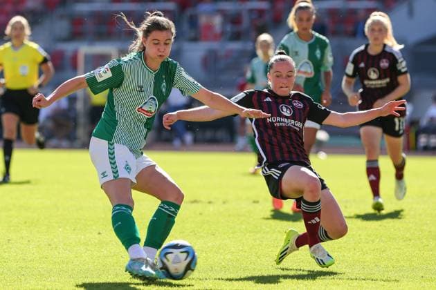 v.li.: Chiara Hahn (SV Werder Bremen, 21) und Vanessa Haim (1. FC Nürnberg, 19) im Zweikampf, Duell, Dynamik, Aktion, Action, Spielszene, DIE DFB-RICHTLINIEN UNTERSAGEN JEGLICHE NUTZUNG VON FOTOS ALS SEQUENZBILDER UND ODER VIDEOÄHNLICHE FOTOSTRECKEN. DFB REGULATIONS PROHIBIT ANY USE OF PHOTOGRAPHS AS IMAGE SEQUENCES AND OR QUASI-VIDEO., 16.09.2023, Nürnberg (Deutschland), Fussball, Google Pixel Frauen-Bundesliga, 1. FC Nürnberg - SV Werder Bremen