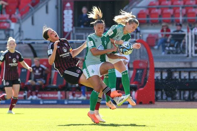 v.li.: Lara Schmidt (1. FC Nürnberg, 27), Maja Sternad (SV Werder Bremen, 11) und Nina Lührßen (SV Werder Bremen, 27) im Zweikampf, Duell, Dynamik, Aktion, Action, Spielszene, DIE DFB-RICHTLINIEN UNTERSAGEN JEGLICHE NUTZUNG VON FOTOS ALS SEQUENZBILDER UND ODER VIDEOÄHNLICHE FOTOSTRECKEN. DFB REGULATIONS PROHIBIT ANY USE OF PHOTOGRAPHS AS IMAGE SEQUENCES AND OR QUASI-VIDEO., 16.09.2023, Nürnberg (Deutschland), Fussball, Google Pixel Frauen-Bundesliga, 1. FC Nürnberg - SV Werder Bremen