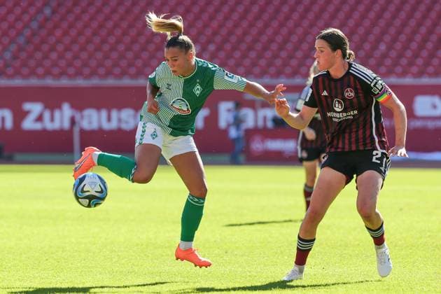 v.li.: Maja Sternad (SV Werder Bremen, 11) und Lara Schmidt (1. FC Nürnberg, 27) im Zweikampf, Duell, Dynamik, Aktion, Action, Spielszene, DIE DFB-RICHTLINIEN UNTERSAGEN JEGLICHE NUTZUNG VON FOTOS ALS SEQUENZBILDER UND ODER VIDEOÄHNLICHE FOTOSTRECKEN. DFB REGULATIONS PROHIBIT ANY USE OF PHOTOGRAPHS AS IMAGE SEQUENCES AND OR QUASI-VIDEO., 16.09.2023, Nürnberg (Deutschland), Fussball, Google Pixel Frauen-Bundesliga, 1. FC Nürnberg - SV Werder Bremen