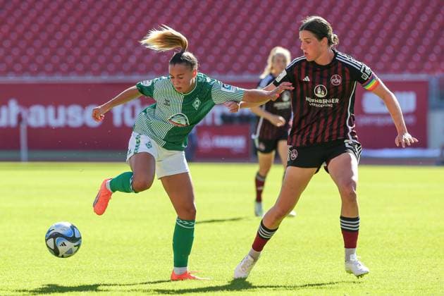 v.li.: Maja Sternad (SV Werder Bremen, 11) und Lara Schmidt (1. FC Nürnberg, 27) im Zweikampf, Duell, Dynamik, Aktion, Action, Spielszene, DIE DFB-RICHTLINIEN UNTERSAGEN JEGLICHE NUTZUNG VON FOTOS ALS SEQUENZBILDER UND ODER VIDEOÄHNLICHE FOTOSTRECKEN. DFB REGULATIONS PROHIBIT ANY USE OF PHOTOGRAPHS AS IMAGE SEQUENCES AND OR QUASI-VIDEO., 16.09.2023, Nürnberg (Deutschland), Fussball, Google Pixel Frauen-Bundesliga, 1. FC Nürnberg - SV Werder Bremen