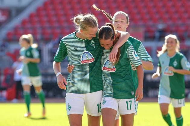 v.li.: Lina Hausicke (SV Werder Bremen, 18), Torschützin Amira Dahl (SV Werder Bremen, 17) und Christin Meyer (SV Werder Bremen, 20) mit Torjubel, Jubel, jubeln, jubelt, optimistisch, Spielszene, Highlight, Freude über das Tor zum 1:5, DIE DFB-RICHTLINIEN UNTERSAGEN JEGLICHE NUTZUNG VON FOTOS ALS SEQUENZBILDER UND ODER VIDEOÄHNLICHE FOTOSTRECKEN. DFB REGULATIONS PROHIBIT ANY USE OF PHOTOGRAPHS AS IMAGE SEQUENCES AND OR QUASI-VIDEO., 16.09.2023, Nürnberg (Deutschland), Fussball, Google Pixel Frauen-Bundesliga, 1. FC Nürnberg - SV Werder Bremen