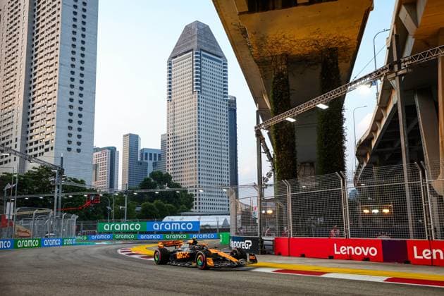 04 NORRIS Lando (gbr), McLaren F1 Team MCL60, action during the 2023 Formula 1 Singapore Airlines Singapore Grand Prix, 15th round of the 2023 Formula One World Championship, WM, Weltmeisterschaft from September 15 to 17, 2023 on the Marina Bay Street Circuit, in Singapore - F1 - SINGAPORE GRAND PRIX 2023 DPPI Panoramic  00123034_G0OD7822