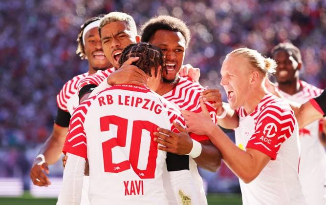 Sport Themen der Woche KW37 RB Leipzig - Augsburg Bundesliga Leipzig, 16.09.2023, Red Bull Arena, Fussball, 1.Bundesliga, 4.Spieltag , RB Leipzig vs. FC Augsburg , Im Bild: Tor für Leipzig. Xavi Simons (RB Leipzig) trifft zum 1:0 und jubelt mit den Teamkollegen. Benjamin Henrichs (39, RB Leipzig), Lois Openda (17, RB Leipzig), Xaver Schlager (24, RB Leipzig). , Nur zur redaktionellen Nutzung. Only editorial use. , DFB DFL regulations prohibit any use of photographs as image sequences and or quasi-video. , *** RB Leipzig Augsburg Bundesliga Leipzig, 16 09 2023, Red Bull Arena, Football, 1 Bundesliga, Matchday 4 , RB Leipzig vs FC Augsburg , In picture Goal for Leipzig Xavi Simons RB Leipzig scores 1 0 and cheers with teammates Benjamin Henrichs 39, RB Leipzig , Lois Openda 17, RB Leipzig , Xaver Schlager 24, RB Leipzig , For editorial use only , DFB DFL regulations prohibit any use of photographs as image sequences and or quasi video , Picture Point