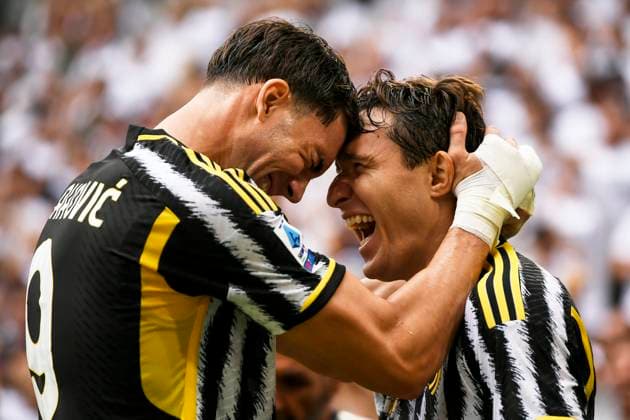 Bilder des Jahres 2023, Sport 09 September Sport Themen der Woche KW37 Foto Fabio Ferrari LaPresse 16 Settembre 2023 - Torino, Italia - calcio - Juventus vs Lazio - Campionato italiano di calcio Serie A TIM 2023 2024 - Juventus Stadium. Nella foto:Federico Chiesa (Juventus FC); esulta dopo il gol 2-0 von Dusan Vlahovic (Juventus FC); September 16, 2023 Turin, Italy - sport, calcio -Juventus vs Lazio - Italian Serie A Football Championship 2023 2024 - Juventus Stadium. In the pic:Federico Chiesa (Juventus FC); celebrates after scoring 2-0 with Dusan Vlahovic (Juventus FC);  Copyright: xFabioxFerrari LaPressex