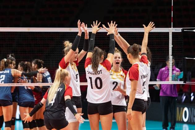 Bilder des Jahres 2023, Sport 09 September Sport Themen der Woche KW37 Sport Bilder des Tages Volleyball, Frauen, Olympia-Quali, Deutschland - Thailand 16.09.2023 Lodz, Atlas Arena, volleyball, FIVB Road to Paris Volleyball Qualifier Women , Pool C, game ( match ) Thailand - Germany , image shows: Pia Lastner (C) photo Katarzyna Plewczynska Fotostyk Copyright: xFotostykxPhotoxAgencyx