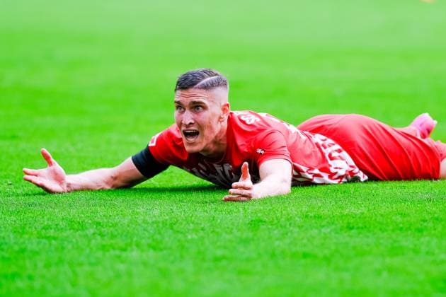 Sport Themen der Woche KW37 Sport Bilder des Tages Roland Sallai (SC Freiburg, 22) am Boden, SC Freiburg vs. Borussia Dortmund, Fussball, 1. Bundesliga, 04. Spieltag, Saison 2023 2024, 16.09.2023, DFL REGULATIONS PROHIBIT ANY USE OF PHOTOGRAPHS AS IMAGE SEQUENCES AND OR QUASI-VIDEO SC Freiburg vs Borussia Dortmund, Fussball, 1. Bundesliga, 04. Spieltag, Saison 2023 2024, 16.09.2023 Freiburg *** Roland Sallai SC Freiburg, 22 on the ground, SC Freiburg vs Borussia Dortmund, Football, 1 Bundesliga, 04 Matchday, Season 2023 2024, 16 09 2023, DFL REGULATES PROHIBIT ANY USE OF PHOTOGRAPHS AS IMAGE SEQUENCES AND OR QUASI VIDEO SC Freiburg vs Borussia Dortmund, Football, 1 Bundesliga, 04 Matchday, Season 2023 2024, 16 09 2023 Freiburg Copyright: xEibner-Pressefotox xMichaelxBermx EP_EER