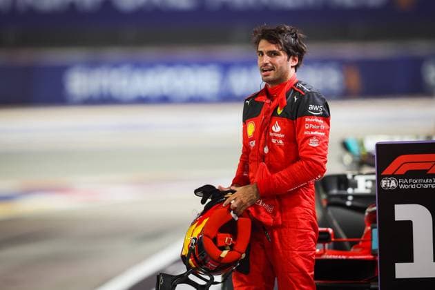 SAINZ Carlos (spa), Scuderia Ferrari SF-23, portrait during the 2023 Formula 1 Singapore Airlines Singapore Grand Prix, 15th round of the 2023 Formula One World Championship, WM, Weltmeisterschaft from September 15 to 17, 2023 on the Marina Bay Street Circuit, in Singapore - F1 - SINGAPORE GRAND PRIX 2023 DPPI Panoramic  00123034_AV3_7992