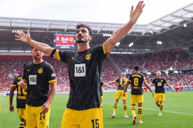 Sport Themen der Woche KW37 16.09.2023, Fussball, Saison 2023 2024, 1. Bundesliga, 4. Spieltag, SC Freiburg - Borussia Dortmund, Mats Hummels (Borussia Dortmund) bejubelt das Tor zum 2:4, Freiburg Europa-Park Stadion Baden-Württemberg Deutschland xRHR-FOTO DEx *** 16 09 2023, Football, 2023 2024 season, 1 Bundesliga, Matchday 4, SC Freiburg Borussia Dortmund, Mats Hummels Borussia Dortmund celebrates goal to 2 4, Freiburg Europa Park Stadium Baden Württemberg Germany xRHR PHOTO ENx Copyright: DennisxEwert RHR-FOTOx RHR-FOTO DE