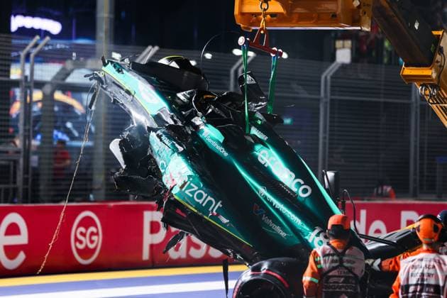 18 STROLL Lance (can), Aston Martin F1 Team AMR23, action crash, accident, during the 2023 Formula 1 Singapore Airlines Singapore Grand Prix, 15th round of the 2023 Formula One World Championship, WM, Weltmeisterschaft from September 15 to 17, 2023 on the Marina Bay Street Circuit, in Singapore - F1 - SINGAPORE GRAND PRIX 2023 DPPI Panoramic  00123034_AV6_7308