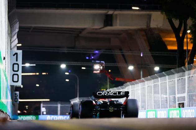 11 PEREZ Sergio (mex), Red Bull Racing RB19, action during the 2023 Formula 1 Singapore Airlines Singapore Grand Prix, 15th round of the 2023 Formula One World Championship, WM, Weltmeisterschaft from September 15 to 17, 2023 on the Marina Bay Street Circuit, in Singapore - F1 - SINGAPORE GRAND PRIX 2023 DPPI Panoramic  00123034_AV6_7409