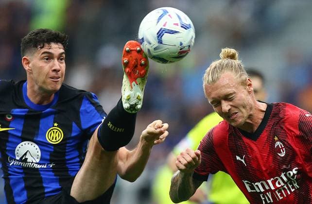 Sport Themen der Woche KW37 Sport Bilder des Tages Fußball, Inter Mailand - AC Mailand Foto Spada LaPresse 16 settembre 2023 Milano, Italia - calcio - FC Inter vs Inter - Campionato italiano di calcio Serie A TIM 2023 2024 - Stadio San Siro. Nella foto: Alessandro Bastoni , Simon Kjaer September 16, 2023 Milan, Italy - sport, calcio - FC Inter vs Milan - Serie A Football Championship 2023 2024 - San Siro Stadium. In the pic: Alessandro Bastoni , Simon Kjaer  Copyright: xSpada LaPressex