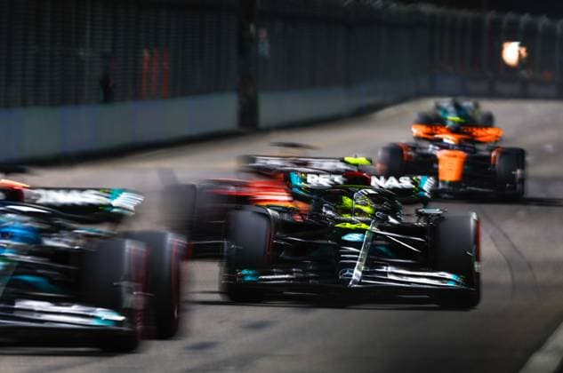 44 HAMILTON Lewis (gbr), Mercedes AMG F1 Team W14, action during the 2023 Formula 1 Singapore Airlines Singapore Grand Prix, 15th round of the 2023 Formula One World Championship, WM, Weltmeisterschaft from September 15 to 17, 2023 on the Marina Bay Street Circuit, in Singapore - F1 - SINGAPORE GRAND PRIX 2023 DPPI Panoramic  00123034__35A2071