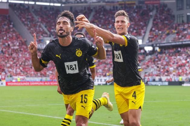 Sport Bilder des Tages 16.09.2023, Fussball, Saison 2023 2024, 1. Bundesliga, 4. Spieltag, SC Freiburg - Borussia Dortmund, v. l. Mats Hummels (Borussia Dortmund), Nico Schlotterbeck (Borussia Dortmund) bejubeln das Tor zum 2:3, Freiburg Europa-Park Stadion Baden-Württemberg Deutschland xRHR-FOTO DEx Copyright: DennisxEwert RHR-FOTOx RHR-FOTO DE