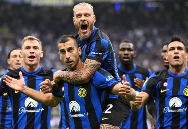 Bilder des Jahres 2023, Sport 09 September Sport Themen der Woche KW37 Sport Bilder des Tages Fußball, Inter Mailand - AC Mailand (230917) -- MILAN, Sept. 17, 2023 -- Inter Milan s Henrikh Mkhitaryan (3rd L) celebrates his first goal with teammates during a Serie A football match between Inter Milan and AC Milan in Milan, Italy, on Sept. 16, 2023. (Photo by Alberto Lingria Xinhua) (SP)ITALY-MILAN-FOOTBALL-SERIE A-INTER MILAN VS AC MILAN JinxMamengni 