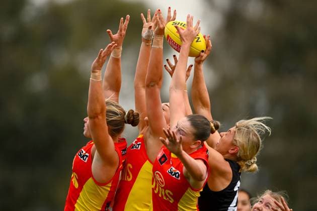 Sport Themen der Woche KW37 Sport Bilder des Tages AFLW MAGPIES SUNS, Players compete for the ball during the AFLW Round 3 match between the Collingwood Magpies and the Gold Coast Suns at Victoria Park in Melbourne, Sunday, September 17, 2023. ( NO ARCHIVING, EDITORIAL USE ONLY, NO USE IN BOOKS WITHOUT CONSENT MELBOURNE VICTORIA AUSTRALIA  Copyright: xMORGANxHANCOCKx 20230917001842499055
