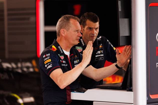 Sunday Pre-Race, Formula 1 - Singapore Grand Prix in Singapore - 17 Sep 2023 Oracle Red Bull Racing engineers looking at data on the monitor after qualifying ahead of the F1 Grand Prix of Singapore at the Marina Bay Street Circuit. Singapore Singapore Copyright: xGeorgexHitchensx xSOPAxImagesx ghsingaporegp_sunday_prerace_5