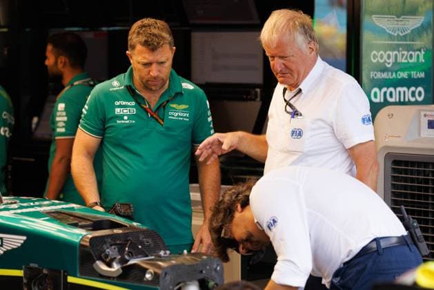 Sunday Pre-Race, Formula 1 - Singapore Grand Prix in Singapore - 17 Sep 2023 FIA (Fédération Internationale de l Automobile) personnel inspect the Aston Martin of Lance Stroll ahead of the F1 Grand Prix of Singapore at the Marina Bay Street Circuit. Singapore Singapore Copyright: xGeorgexHitchensx xSOPAxImagesx singaporegp_sunday_prerace_10