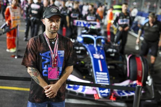 French YouTuber Squeezie, also known as Lucas Hauchard, attending the race with Alpine F1 Team during the 2023 Formula 1 Singapore Airlines Singapore Grand Prix, 15th round of the 2023 Formula One World Championship, WM, Weltmeisterschaft from September 15 to 17, 2023 on the Marina Bay Street Circuit, in Singapore - F1 - SINGAPORE GRAND PRIX 2023 - RACE DPPI Panoramic  G0OD0219