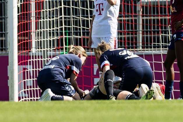 GOOGLE PIXEL Frauen Bundesliga: 1. FC Koeln - RB Leipzig; 17.09.2023 Jasmin Pal (1. FC Koeln, 1) muss behandelt werden GOOGLE PIXEL Frauen Bundesliga, 1. FC Koeln - RB Leipzig, Koeln, Franz-Kremer-Stadion am 17.09.2023 DFB REGULATIONS PROHIBIT ANY USE OF PHOTOGRAPHS AS IMAGE SEQUENCES AND OR QUASI-VIDEO. Copyright: xBEAUTIFULxSPORTS Wunderlx