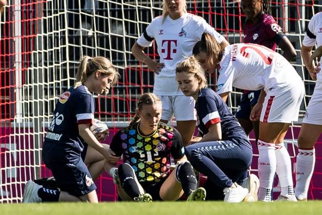 GOOGLE PIXEL Frauen Bundesliga: 1. FC Koeln - RB Leipzig; 17.09.2023 Jasmin Pal (1. FC Koeln, 1) muss auf dem Feld behandelt werden GOOGLE PIXEL Frauen Bundesliga, 1. FC Koeln - RB Leipzig, Koeln, Franz-Kremer-Stadion am 17.09.2023 DFB REGULATIONS PROHIBIT ANY USE OF PHOTOGRAPHS AS IMAGE SEQUENCES AND OR QUASI-VIDEO. Copyright: xBEAUTIFULxSPORTS Wunderlx