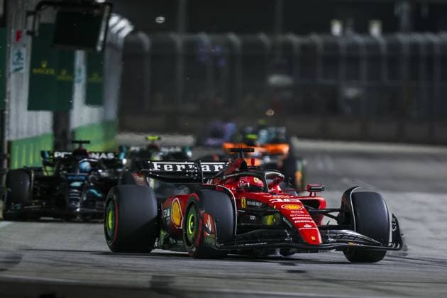 16 LECLERC Charles (mco), Scuderia Ferrari SF-23, action during the 2023 Formula 1 Singapore Airlines Singapore Grand Prix, 15th round of the 2023 Formula One World Championship, WM, Weltmeisterschaft from September 15 to 17, 2023 on the Marina Bay Street Circuit, in Singapore - F1 - SINGAPORE GRAND PRIX 2023 - RACE DPPI Panoramic  G0OD0526