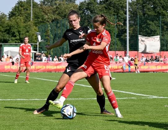 Fussball, Frauen, Regionalliga Nordost, Saison 2023 2024 (4. Spieltag), 1. FC Union Berlin - FC Viktoria 89, v. l. Marlies Sänger (FC Viktoria 1889 Berlin), Celine Frank (1. Frauen 1. FC Union), 17.09. 2023, Copyright: xMatthiasxKochx