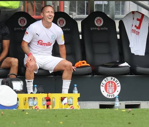 wieder ausgewechselt, Lewis Holtby (Holstein Kiel) Fussball, 2.Liga, Saison 2023-2024, Herren, FC St.Pauli gegen KSV Holstein Kiel DFL REGULATIONS PROHIBIT ANY USE OF PHOTOGRAPHS AS IMAGE SEQUENCES AND OR QUASI-VIDEO.