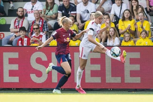 GOOGLE PIXEL Frauen Bundesliga: 1. FC Koeln - RB Leipzig; 17.09.2023 Zweikampf Frederike Kempe (RB Leipzig, 2), Sharon Beck (1. FC Koeln, 10) GOOGLE PIXEL Frauen Bundesliga, 1. FC Koeln - RB Leipzig, Koeln, Franz-Kremer-Stadion am 17.09.2023 DFB REGULATIONS PROHIBIT ANY USE OF PHOTOGRAPHS AS IMAGE SEQUENCES AND OR QUASI-VIDEO. Copyright: xBEAUTIFULxSPORTS Wunderlx